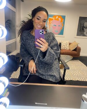 Michelle Ackerley Instagram - Cheers January 👍🏽🙌🏾