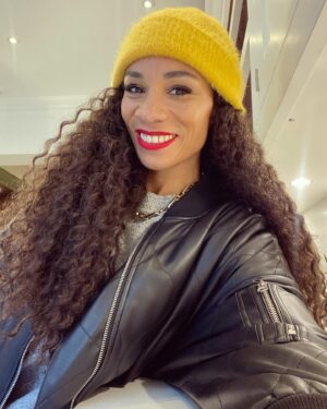 Michelle Ackerley Instagram - Winter ready in a hat made from 13 pineapples! 💛🍍
Thanks @p1npl
