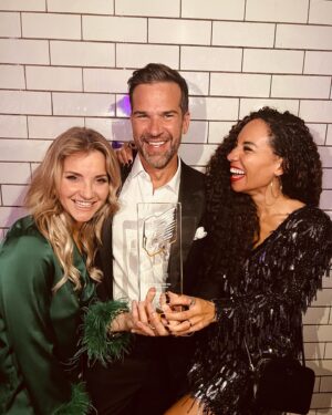 Michelle Ackerley Instagram - Nights that make you smile... Feel very grateful to be a part of this team! All made out of Manchester! 🐝
@bbcmorninglive 💛