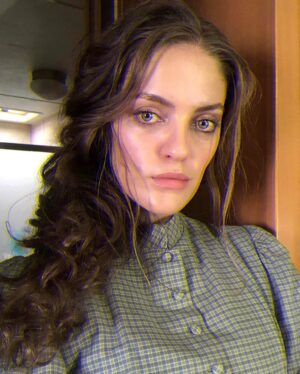 Michelle Allen Instagram - A single mom named Claire that’s just tryna make it through the day // Warrior - HBO / Cinemax.
(I secretly love the feeling of wearing a corset).