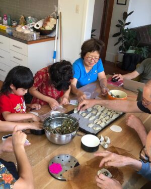 Michelle Ang Instagram - The beginning of the Lunar New Year- Year of the Wood Dragon 🐉 A special time to gather with family and all the noisy, messy, eating, loving, chaos that that brings.
Feeling very lucky. And wishing for peace to all this year. Gong Xi Fa Cai 🧧