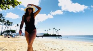 Michelle Clunie Instagram - Dashiell took his first steps on this beach, first touched sand here, first boogie board, first bodysurf, first swim in the ocean, first sandcastle, first snorkel. 

This sand and us, we have a history ❤️

Oahu, Summer ‘22