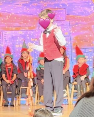 Michelle Clunie Instagram - Merry Christmas to all who celebrate!! This was Dashiell’s first speaking part on stage and he nailed it! He worked so hard with Bob Corff, my vocal coach. Bravo Dash! I love you to the moon and back and I so admire your work ethic 🎄💕🎄💕🎄💕🎄💕🎄