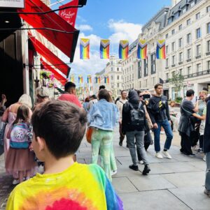 Michelle Clunie Instagram - Happy Pride London!! I would say they brought it. Very proud of you London!! Well done!! Not only are you a city with a pulse but you have a great big heart as well ❤️💕🏳️‍🌈❤️💕🏳️‍🌈❤️💕🏳️‍🌈