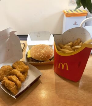 Michelle Dewberry Instagram - Gave the hospital food a swerve tonight and got this instead. Feels like forever since I’ve had one!! Lockdown has prevented some of the simple things, but it makes you grateful when you eventually get them again. Deffo not what the doctor ordered, but it went down such a treat (wish they were doing their apple pies tho!!) 😍😍 
.
.
.
.
.
.
.

#smallthings #littlethings #grateful #sundaytreat #mcdonalds #hospitallife #hospitalfood #dinner #hospitalstay #PPROM #SROM #ppromawareness #foodstagram #pregnant #pregnancy #maternity #pregnancyjourney #pregnancycomplications #pregnancylife #preggers #hungry #happy #sundaychill