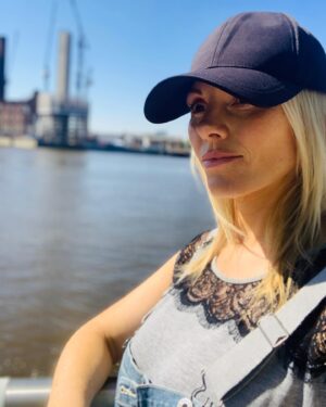Michelle Dewberry Instagram - Grateful for the sunshine 🌞🤰
.
.
.
.
.
#dailyexercise #riversidewalks #riverside #mamatobe #babyonboard #sunshine #grateful #healthy #happy #pregnancy #lockdownpregnancy #covidpregnancy #pregnant #dungarees #pregnancystyle #exercise