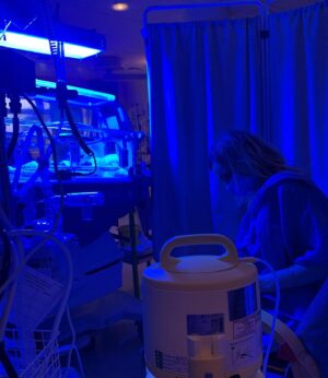 Michelle Dewberry Instagram - Hospital bedside multitasking...I will never forget these moments ❤️🙏🏻
.
.

#bililight #bilirubin #milkexpressing #expressing #breastpumping #incubator #nicu #nicumum #nicufamily #lifeonnicu #niculife #babylove #babymama #pregnancycomplications #premmie #prematurebaby #premmiepower #pprom #ppromawareness #31weeker #blessed #grateful #mumlove #exhausted #preemie #preemiestrong #preemiepower
