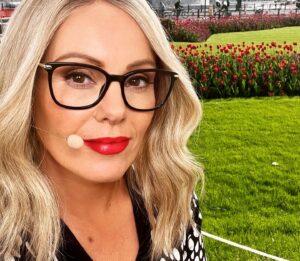 Michelle Dewberry Instagram - Day two at the Palace done! Sun shone, but boy it was colder tonight! From me, my Britney Spears mic and my red boots, it’s goodbye from me & see you same time tomorrow…
.
.
If you missed the show, check it out here: https://www.youtube.com/watch?v=urQ3_2EYxs8
.
.
#DewbsAndCo #BuckinghamPalace #CoronationWeek #KingCharles #TVPresenter #LiveTV #Debate