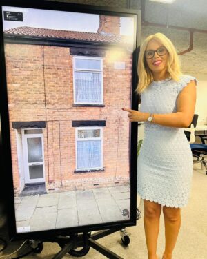 Michelle Dewberry Instagram - When you get a new video wall in the office, what’s the first thing you should do? 

…..Go to Street Map and find your childhood home, obvs. Here’s me with mine… 👍🏻 (1 Pitt Street, Hull if you’re interested)
.
.
#Hull #FirstHome