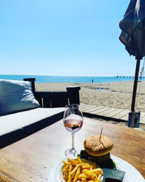 Michelle Dewberry Instagram - Happiness is....My current Sunday Chill. There’s nothing more I currently need in my life...😍
.
.
.
.
#cheeseburger #chips #rosé #beach #sunshine #sundaychill #happiness #relax #grateful #sunday #sundaychillin #marbella #relaxedvibes #escapethecold