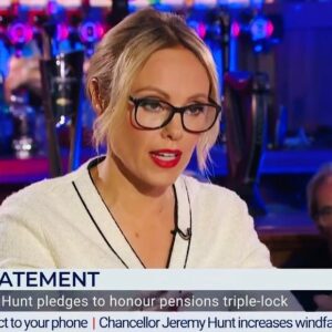 Michelle Dewberry Instagram - I loved doing a live ‘budget special’ in Southampton waay more than my facial expressions suggest! 🤣🤦🏼‍♀️ (added a smile one to the end for balance 😜).
.
.
.
It is a privilege being able to get out and about to speak to people like this, it really is. 
.
.
.
Thank you to everyone who watches/listens/supports us. We appreciate it. 
.
.
.
#tvpresenter #budgetday #southampton #publife #debate #interaction #grateful