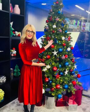 Michelle Dewberry Instagram - Wishing you a very ‘Happy Christmas’. ❤️

Thank you so much for watching & interacting with me/the show this past year, I really appreciate it

If anyone is alone today, don’t be. Switch on the telly and this beauty is waiting for you @gbnews (the tree, not me!)

See you the other side❤️🙏🏻