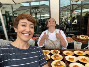 Michelle Haro Instagram - Today was a blessed day ☺️
Top Chef has been a must see for many many years! Today I lived my dream of not only meeting some phenomenal contestants, but THEY COOKED AMAZING DISHES FOR US! It was so surreal, like being a part of the show! I have a full belly and a happy heart ❤️ #bravo #topchef #topchefcontestants #topchefhouston #fyctopchef #emmyawards #televisionacademy #nationalmember #emmyevent #hollywood #thegoodlife #comolaflor 🙌🏼🥰🌹🌹