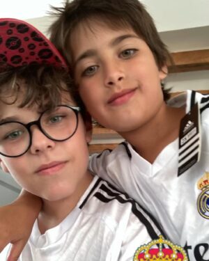 Michelle Renaud Instagram - Los días con Milo ✨♥️

Es increíble tener un segundo hijo.
Es como volver a experimentar toda esta sensación de amor,sorpresa,asombro y felicidad del primero, pero sin los miedos, ya con más certeza , con más tiempo para gozar, con más soltura para permitirte probar lo que sea ,ya sin escuchar frases como “en brazos lo vas a mal acostumbrar” o esto si o no.. ya como mamá sabes que el tiempo se pasa rápido y si se acostumbra a los brazos, será un periodo tan corto que vale más aprovecharlo. 

Siento un amor inmenso por la familia que tengo, Milo tiene los mejores hermanos mayores, sin duda es afortunado de todo lo que va a poder aprender de Axel y Marcelo ✨♥️ Muero de curiosidad de todas las aventuras que los 3 juntos van a vivir 🥰🤩🤣

Somos MUUUUY afortunados, no hay nada que se le compare a lo que estamos viviendo @matlechat .. estoy convencida que el éxito más grande en el mundo es formar una bonita familia y mantenerla unida 🫶🏻♥️ todo lo demás se disfruta pero es pasajero.