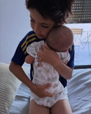 Michelle Renaud Instagram - Los días con Milo ✨♥️

Es increíble tener un segundo hijo.
Es como volver a experimentar toda esta sensación de amor,sorpresa,asombro y felicidad del primero, pero sin los miedos, ya con más certeza , con más tiempo para gozar, con más soltura para permitirte probar lo que sea ,ya sin escuchar frases como “en brazos lo vas a mal acostumbrar” o esto si o no.. ya como mamá sabes que el tiempo se pasa rápido y si se acostumbra a los brazos, será un periodo tan corto que vale más aprovecharlo. 

Siento un amor inmenso por la familia que tengo, Milo tiene los mejores hermanos mayores, sin duda es afortunado de todo lo que va a poder aprender de Axel y Marcelo ✨♥️ Muero de curiosidad de todas las aventuras que los 3 juntos van a vivir 🥰🤩🤣

Somos MUUUUY afortunados, no hay nada que se le compare a lo que estamos viviendo @matlechat .. estoy convencida que el éxito más grande en el mundo es formar una bonita familia y mantenerla unida 🫶🏻♥️ todo lo demás se disfruta pero es pasajero.