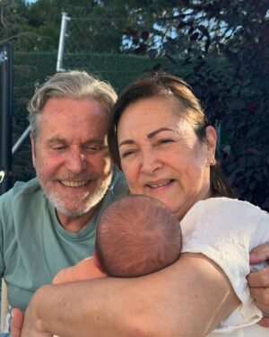 Michelle Renaud Instagram - Los días con Milo ✨♥️

Es increíble tener un segundo hijo.
Es como volver a experimentar toda esta sensación de amor,sorpresa,asombro y felicidad del primero, pero sin los miedos, ya con más certeza , con más tiempo para gozar, con más soltura para permitirte probar lo que sea ,ya sin escuchar frases como “en brazos lo vas a mal acostumbrar” o esto si o no.. ya como mamá sabes que el tiempo se pasa rápido y si se acostumbra a los brazos, será un periodo tan corto que vale más aprovecharlo. 

Siento un amor inmenso por la familia que tengo, Milo tiene los mejores hermanos mayores, sin duda es afortunado de todo lo que va a poder aprender de Axel y Marcelo ✨♥️ Muero de curiosidad de todas las aventuras que los 3 juntos van a vivir 🥰🤩🤣

Somos MUUUUY afortunados, no hay nada que se le compare a lo que estamos viviendo @matlechat .. estoy convencida que el éxito más grande en el mundo es formar una bonita familia y mantenerla unida 🫶🏻♥️ todo lo demás se disfruta pero es pasajero.