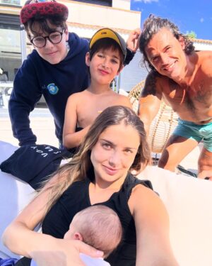 Michelle Renaud Instagram - Los días con Milo ✨♥️

Es increíble tener un segundo hijo.
Es como volver a experimentar toda esta sensación de amor,sorpresa,asombro y felicidad del primero, pero sin los miedos, ya con más certeza , con más tiempo para gozar, con más soltura para permitirte probar lo que sea ,ya sin escuchar frases como “en brazos lo vas a mal acostumbrar” o esto si o no.. ya como mamá sabes que el tiempo se pasa rápido y si se acostumbra a los brazos, será un periodo tan corto que vale más aprovecharlo. 

Siento un amor inmenso por la familia que tengo, Milo tiene los mejores hermanos mayores, sin duda es afortunado de todo lo que va a poder aprender de Axel y Marcelo ✨♥️ Muero de curiosidad de todas las aventuras que los 3 juntos van a vivir 🥰🤩🤣

Somos MUUUUY afortunados, no hay nada que se le compare a lo que estamos viviendo @matlechat .. estoy convencida que el éxito más grande en el mundo es formar una bonita familia y mantenerla unida 🫶🏻♥️ todo lo demás se disfruta pero es pasajero.