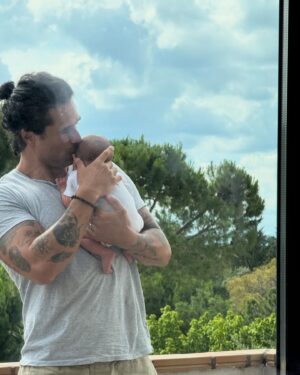 Michelle Renaud Instagram - Los días con Milo ✨♥️

Es increíble tener un segundo hijo.
Es como volver a experimentar toda esta sensación de amor,sorpresa,asombro y felicidad del primero, pero sin los miedos, ya con más certeza , con más tiempo para gozar, con más soltura para permitirte probar lo que sea ,ya sin escuchar frases como “en brazos lo vas a mal acostumbrar” o esto si o no.. ya como mamá sabes que el tiempo se pasa rápido y si se acostumbra a los brazos, será un periodo tan corto que vale más aprovecharlo. 

Siento un amor inmenso por la familia que tengo, Milo tiene los mejores hermanos mayores, sin duda es afortunado de todo lo que va a poder aprender de Axel y Marcelo ✨♥️ Muero de curiosidad de todas las aventuras que los 3 juntos van a vivir 🥰🤩🤣

Somos MUUUUY afortunados, no hay nada que se le compare a lo que estamos viviendo @matlechat .. estoy convencida que el éxito más grande en el mundo es formar una bonita familia y mantenerla unida 🫶🏻♥️ todo lo demás se disfruta pero es pasajero.