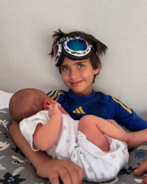 Michelle Renaud Instagram - Los días con Milo ✨♥️

Es increíble tener un segundo hijo.
Es como volver a experimentar toda esta sensación de amor,sorpresa,asombro y felicidad del primero, pero sin los miedos, ya con más certeza , con más tiempo para gozar, con más soltura para permitirte probar lo que sea ,ya sin escuchar frases como “en brazos lo vas a mal acostumbrar” o esto si o no.. ya como mamá sabes que el tiempo se pasa rápido y si se acostumbra a los brazos, será un periodo tan corto que vale más aprovecharlo. 

Siento un amor inmenso por la familia que tengo, Milo tiene los mejores hermanos mayores, sin duda es afortunado de todo lo que va a poder aprender de Axel y Marcelo ✨♥️ Muero de curiosidad de todas las aventuras que los 3 juntos van a vivir 🥰🤩🤣

Somos MUUUUY afortunados, no hay nada que se le compare a lo que estamos viviendo @matlechat .. estoy convencida que el éxito más grande en el mundo es formar una bonita familia y mantenerla unida 🫶🏻♥️ todo lo demás se disfruta pero es pasajero.