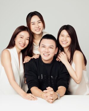 Michelle Wong Instagram - Clean and Natural makeup looks with these 3 gorgeous TCP artistes 
@yaphuixin @mich.wong @nataliechuaps 

Super grateful and happy to be working with the 3 of you to lead to a very good start of the year 2024 ! ♥️♥️

Thankful to the Team ! 

Photog ~ @jeffchangstudio 
Stylist ~ @josiahchua @karin_wj 
Makeup ~ @lasalle_lee_jq 

#beautyshootmakeup #beautysg #tcpartistes #lasalleleemuasg