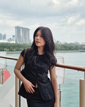 Michelle Wong Instagram - Sneak peek 👟🤓💫

@resortsworldcruises
