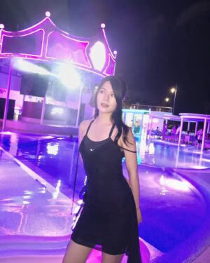 Michelle Wong Instagram - Fries by the pool? 🤓