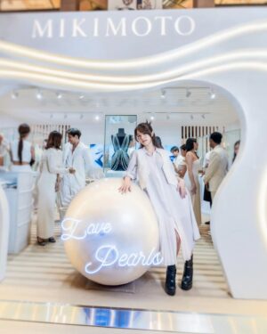 Michelle Wong Instagram - Feeling luminescent 💫

Happy 130th Anniversary @official_mikimoto , and to many more years to come 🤍 

Jewellery: Mikimoto M Collection 
Hair: @mrlow #passionhairsalon 
@accesscoms @tcpartistes 
#mikimoto #mikimoto130