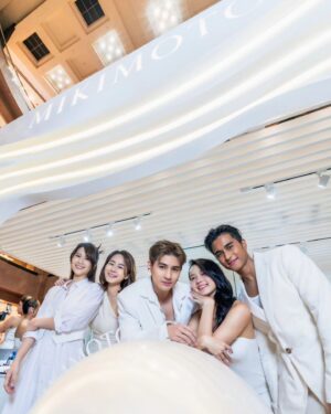 Michelle Wong Instagram - Feeling luminescent 💫

Happy 130th Anniversary @official_mikimoto , and to many more years to come 🤍 

Jewellery: Mikimoto M Collection 
Hair: @mrlow #passionhairsalon 
@accesscoms @tcpartistes 
#mikimoto #mikimoto130