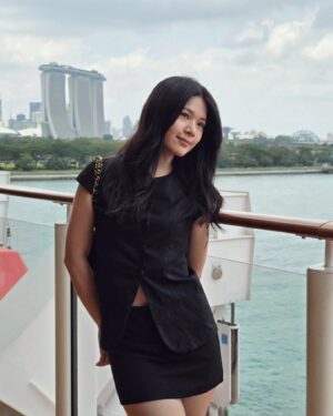 Michelle Wong Instagram - Sneak peek 👟🤓💫

@resortsworldcruises