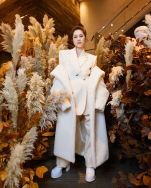 Michelle Wong Instagram - Stay cozy, stay elevated 🧸💫

Happy 10th Anniversary to the beautiful Teddy Bear Icon Coat 🤎 @maxmara 

PC: @ashleymakphotography
Outfit: @maxmara @directionsgroupinc
Styling: @karin_wj 
Makeup: @lasalle_lee_jq 
Hair: @ryan_yap #passionhairsalon 
@tcpartistes