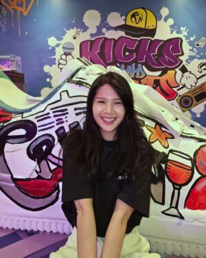 Michelle Wong Instagram - Sneak peek 👟🤓💫

@resortsworldcruises