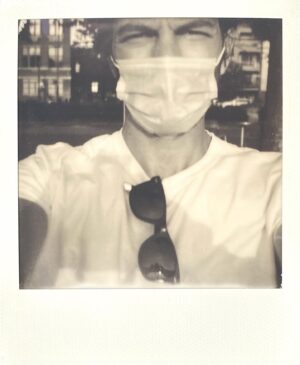 Michiel Huisman Instagram - 👋 Just checking in.. 
Hope you’re well. Stay safe y’all. 
MH
