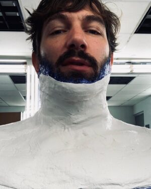 Michiel Huisman Instagram - Behind the scenes @flightattendantonmax 
Watch the in front of the scenes @hbomax 🔪