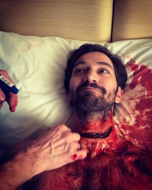 Michiel Huisman Instagram - Behind the scenes @flightattendantonmax 
Watch the in front of the scenes @hbomax 🔪