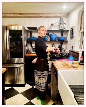 Mickey Sumner Instagram - Cooking in Socks.
💚

📸 @carterbsmith