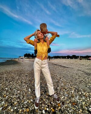 Mickey Sumner Instagram - 🎆 🫶

📸 @carterbsmith