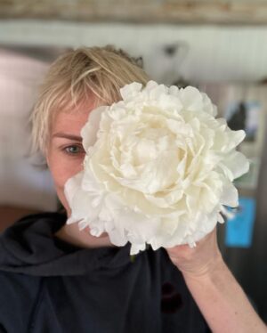 Mickey Sumner Instagram - 🪨🔨🌸❤️