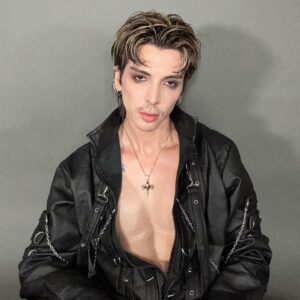 Miguel Ángel Caravantes Instagram - quería una excusa para servir vampiro 🧛‍♂️