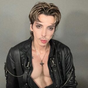 Miguel Ángel Caravantes Instagram - quería una excusa para servir vampiro 🧛‍♂️