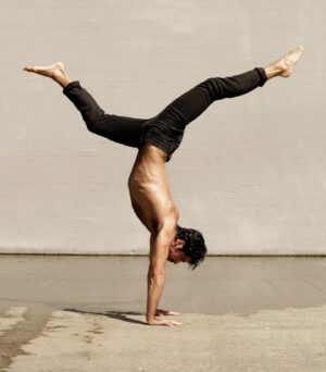 Miguel Ángel Muñoz Instagram - Back to #Yoga 🧘🏻‍♂️
Después de varios intentos en los últimos años por lesiones varias hoy he vuelto a clase animado por la nostalgia de la aquella sesión de 📷 que rescaté el otro día.
A ver pronto estamos así! 💪🏽🙏🏼😎