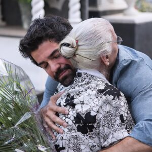 Miguel Ángel Muñoz Instagram - Querida Tata,

Hoy día 20 de Febrero hace 7 meses que empezaste a descansar en el cielo y hasta hoy no había tenido la fuerza y el valor para poder ir a visitarte como te mereces. 🙏🏼
Sé que no te lo tomas a mal y que entiendes lo difícil que sigue siendo para mí tu ausencia. 🤍

He recordado cuando rodamos allá en el año 2017 aquella escena de #100DIASCONLATATA, donde 
fuimos juntos a visitar la tumba de tu madre. Ese día fue muy especial para ti y para mi. 
Estabas feliz, hablando del cementerio, “como el jardín más bonito que existe” y pudimos vivir juntos un momento muy valioso. 
Hablaste con tu madre, nos emocionamos, le dejamos flores y también nos reímos juntos.

Yo no te había dicho que quería ir allí contigo para prepararme de alguna manera cuando llegara el momento que estoy viviendo ahora. 
Aquel día me di cuenta de que no estaba preparado para poder visitar tu lápida en un futuro, pero me sirvió mucho. Te lo agradezco de nuevo. 

Hoy he conseguido ir a verte y llevarte tus primeras flores recordando aquel día y estoy feliz porque estás donde tú querías. En Madrid, cerca de mi, para que pueda ir a visitarte cuando quiera ♥️

Te quiero y como dice la inscripción de tu lápida del Cementerio Sur de Madrid, Sección 7Z-84:
“Estaremos siempre juntos” 🙏🏼