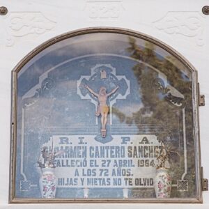 Miguel Ángel Muñoz Instagram - Querida Tata,

Hoy día 20 de Febrero hace 7 meses que empezaste a descansar en el cielo y hasta hoy no había tenido la fuerza y el valor para poder ir a visitarte como te mereces. 🙏🏼
Sé que no te lo tomas a mal y que entiendes lo difícil que sigue siendo para mí tu ausencia. 🤍

He recordado cuando rodamos allá en el año 2017 aquella escena de #100DIASCONLATATA, donde 
fuimos juntos a visitar la tumba de tu madre. Ese día fue muy especial para ti y para mi. 
Estabas feliz, hablando del cementerio, “como el jardín más bonito que existe” y pudimos vivir juntos un momento muy valioso. 
Hablaste con tu madre, nos emocionamos, le dejamos flores y también nos reímos juntos.

Yo no te había dicho que quería ir allí contigo para prepararme de alguna manera cuando llegara el momento que estoy viviendo ahora. 
Aquel día me di cuenta de que no estaba preparado para poder visitar tu lápida en un futuro, pero me sirvió mucho. Te lo agradezco de nuevo. 

Hoy he conseguido ir a verte y llevarte tus primeras flores recordando aquel día y estoy feliz porque estás donde tú querías. En Madrid, cerca de mi, para que pueda ir a visitarte cuando quiera ♥️

Te quiero y como dice la inscripción de tu lápida del Cementerio Sur de Madrid, Sección 7Z-84:
“Estaremos siempre juntos” 🙏🏼