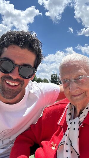 Miguel Ángel Muñoz Instagram - Feliz #SanIsidro #Tata ♥️
No habrás uno que no me acuerde ti 🌹
Mi chulada favorita 💃🏻 @soylatatareal