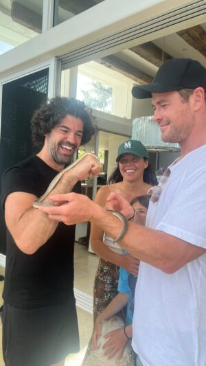 Miguel Ángel Muñoz Instagram - Llegas a #ByronBay y mi querida @elsapataky que es una gran anfitriona,  hace que toda su gente te trate con mucho cariño 🥰 Incluidas las serpientes 🐍😅
Menos mal que @chrishemsworth estaba cerca para salvarme.
PD: Ese día le tocaba comer a la 🐍 😱
Después le dimos un rico 🐁 que engulló como si no hubiera un mañana y casi me da algo de pensar que le podía haber entrado hambre antes… 🫣