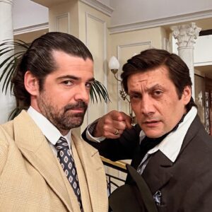 Miguel Ángel Muñoz Instagram - Y de repente llegas de Australia después de un retiro personal necesario dejando atrás el año más complicado de tu vida y llegas directo a @lamoderna_tve a que te hagan sentir la persona más especial del mundo… ♥️

Y claro es que el equipo de la serie está capitaneado por #Luigi & @mexicanhat con @davidmontcas como uno de los directores y parece que no han pasado 23 años desde que #UnPasoAdelante nos puso juntos en el camino 🙏🏼

Y luego te regalan como compañera a @albagutierrezactriz con la que he compartido el 70% de las escenas y es LA MEJOR COMPAÑERA DEL PLANETA (mi #Pollard) y a #DaniHolguin en un 30% y hacen que ya todo sea perfecto! 

Y el resto de compañer@s con los que he compartido alguna escena también me los llevaría a casa! 🫶🏽
@almagrosanmiguel @helenaezquerro @stephanie_magnin @carlos_serrano_clark @lorea_carballo #manuelbandera @evapedrazalo @bertagalo y mi queridísima @hurtadilla 🥰

Gracias al resto de directores #Pedro, #Isaac y @lilibocanegra y a todo el equipazo de la serie que no me ha podido cuidar más; desde Gabi y todo el equipo de producción, Josete, Rocio, Paloma y todo el equipo de dirección, vestuario, guion, Maqui y pelu, conductores, arte, cámara, sonido, redes, edición… 

A @rtve y @grupoboomerang y a @yourocktalent por hacer que haya sido posible interpretar a #CesarMorel a la vez que dirijo el documental de 🏎️🔥 para @pacienciafilms y justo antes de empezar la aventura en la que me encuentro ahora en #Asia con #PekinExpress… 🤩

#Felizespoco ☀️
