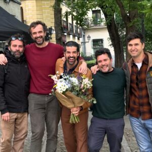 Miguel Ángel Muñoz Instagram - Y de repente llegas de Australia después de un retiro personal necesario dejando atrás el año más complicado de tu vida y llegas directo a @lamoderna_tve a que te hagan sentir la persona más especial del mundo… ♥️

Y claro es que el equipo de la serie está capitaneado por #Luigi & @mexicanhat con @davidmontcas como uno de los directores y parece que no han pasado 23 años desde que #UnPasoAdelante nos puso juntos en el camino 🙏🏼

Y luego te regalan como compañera a @albagutierrezactriz con la que he compartido el 70% de las escenas y es LA MEJOR COMPAÑERA DEL PLANETA (mi #Pollard) y a #DaniHolguin en un 30% y hacen que ya todo sea perfecto! 

Y el resto de compañer@s con los que he compartido alguna escena también me los llevaría a casa! 🫶🏽
@almagrosanmiguel @helenaezquerro @stephanie_magnin @carlos_serrano_clark @lorea_carballo #manuelbandera @evapedrazalo @bertagalo y mi queridísima @hurtadilla 🥰

Gracias al resto de directores #Pedro, #Isaac y @lilibocanegra y a todo el equipazo de la serie que no me ha podido cuidar más; desde Gabi y todo el equipo de producción, Josete, Rocio, Paloma y todo el equipo de dirección, vestuario, guion, Maqui y pelu, conductores, arte, cámara, sonido, redes, edición… 

A @rtve y @grupoboomerang y a @yourocktalent por hacer que haya sido posible interpretar a #CesarMorel a la vez que dirijo el documental de 🏎️🔥 para @pacienciafilms y justo antes de empezar la aventura en la que me encuentro ahora en #Asia con #PekinExpress… 🤩

#Felizespoco ☀️