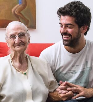 Miguel Ángel Muñoz Instagram - Hoy #DiaInternacionalDeLaMujer en el set de @lamoderna_tve me han preguntado por 2 mujeres a las que admiro 💜

Aquí tenéis a 2 de ellas. A las más importantes. Mi madre y mi #Tata @soylatatareal 

A qué mujeres admiráis vosotr@s ?
Os leo 👀