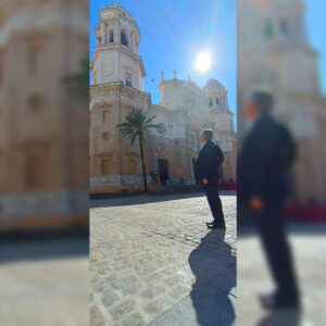 Miguel Ángel Revilla Instagram - Qué luz tiene Cádiz. Ante la imponente catedral de la ciudad. Nos vemos a las 19:00 en la @casacantabriacadiz (Avenida de Portugal, 3)