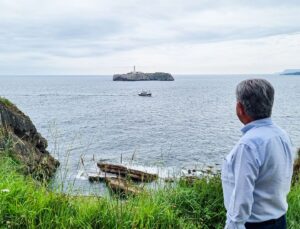 Miguel Ángel Revilla Instagram - Hoy el #Cantábrico está en calma con la #IslaDeMouro de fondo. En #Santander