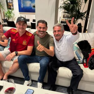Miguel Ángel Revilla Instagram - Se incorpora otro grande del fútbol @fernandohierro